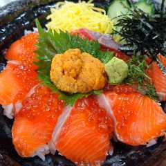福井サーモン親子丼 生うにのせ なぎさ汁付　3,500円
